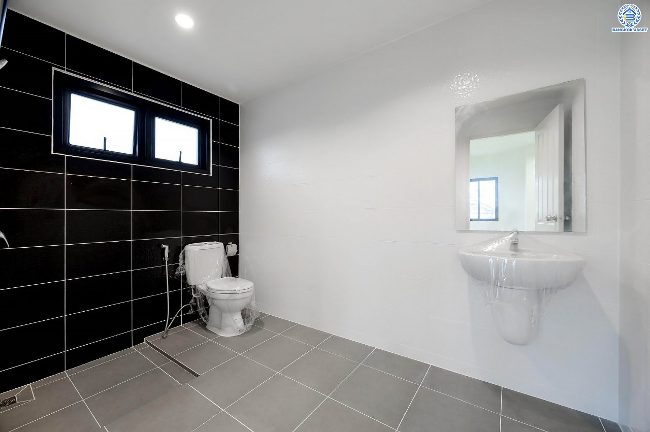 บ้านมือสองตกแต่งใหม่ โครงการ ณัฐชากรีนวิลล์ ปิ่นเกล้า-กาญจนาฯ บนเนื้อที่ 57.70 ตร.ว. ฟังก์ชัน 3 ห้องนอน 2 ห้องน้ำ จอดรถได้ 2 คัน บนทำเลศักยภาพ ใกล้เซ็นทรัลเวสต์เกต ทางด่วน "ศรีรัช" รถไฟฟ้าสายสีม่วง "สถานีตลาดบางใหญ่"